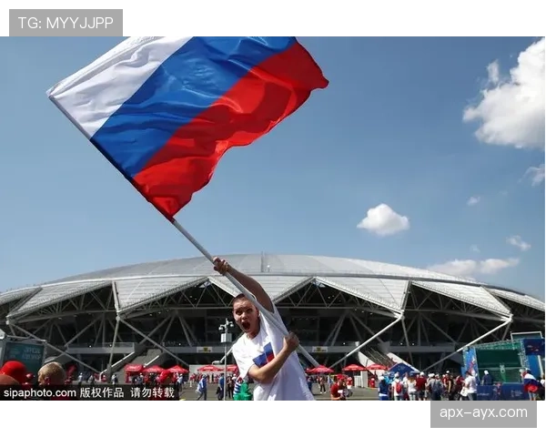 罗马尼亚球迷热情高涨，全力助威球队冲击胜利